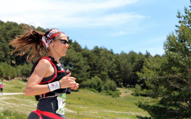 Corredora de montaña durante un entrenamiento de trail running