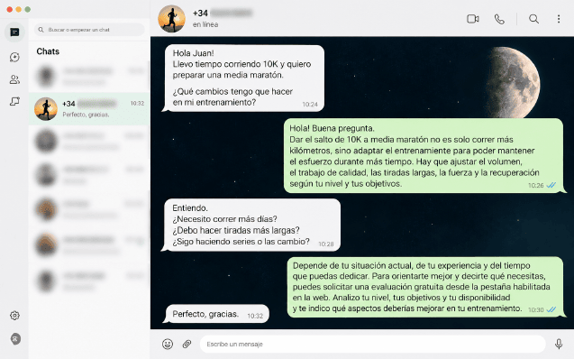 Captura ilustrativa de una conversación por WhatsApp sobre cómo pasar de 10 km a media maratón con entrenamiento personalizado.